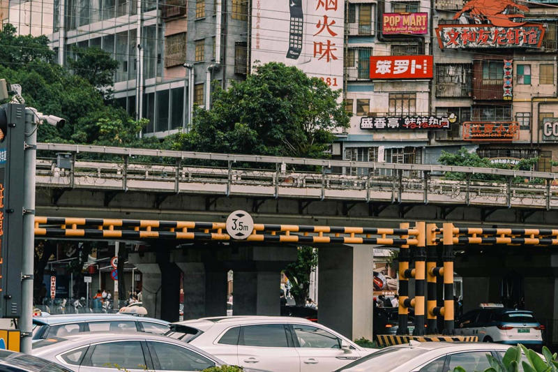 中国EV市場の再加速, バッテリーコスト下落, EV価格差縮小の衝撃, バッテリー進化で価格優位, 充電インフラの整備遅れ, PHVからEVへの転換
