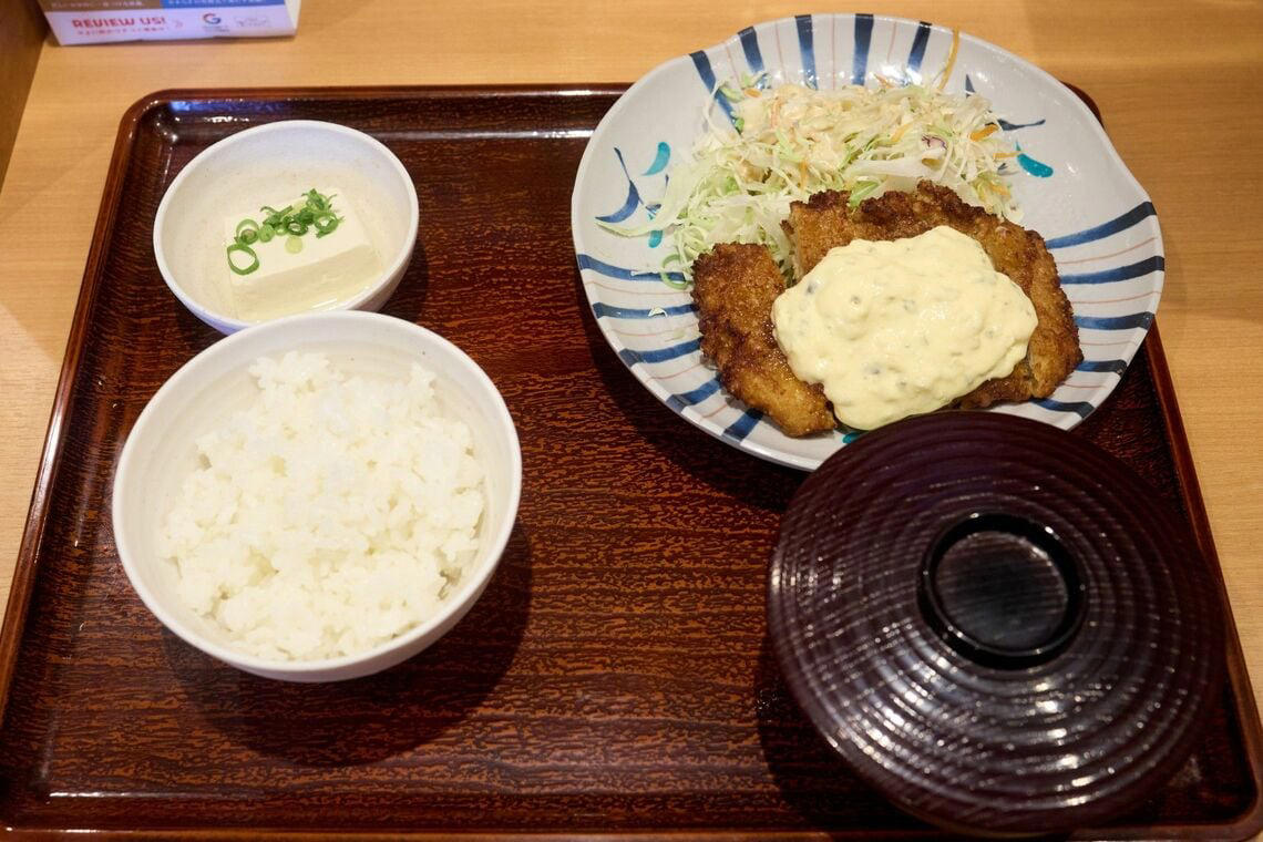 おかずを主役にするご飯を提供, おかわり無料の歴史, かつて「おかわり有料化」で反発も, おかわり継続をどうやって続けている？, セルフ型の店舗やスイーツの提供も, やよい軒らしいボリューム満点のスイーツ