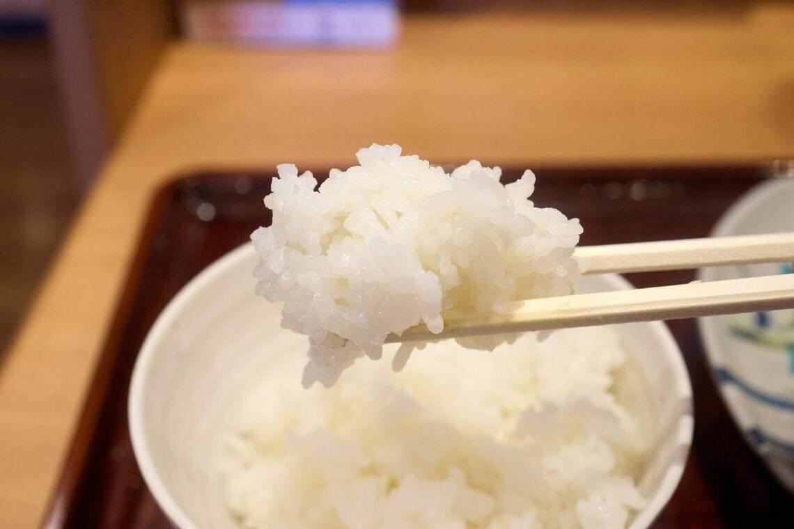 おかずを主役にするご飯を提供, おかわり無料の歴史, かつて「おかわり有料化」で反発も, おかわり継続をどうやって続けている？, セルフ型の店舗やスイーツの提供も, やよい軒らしいボリューム満点のスイーツ