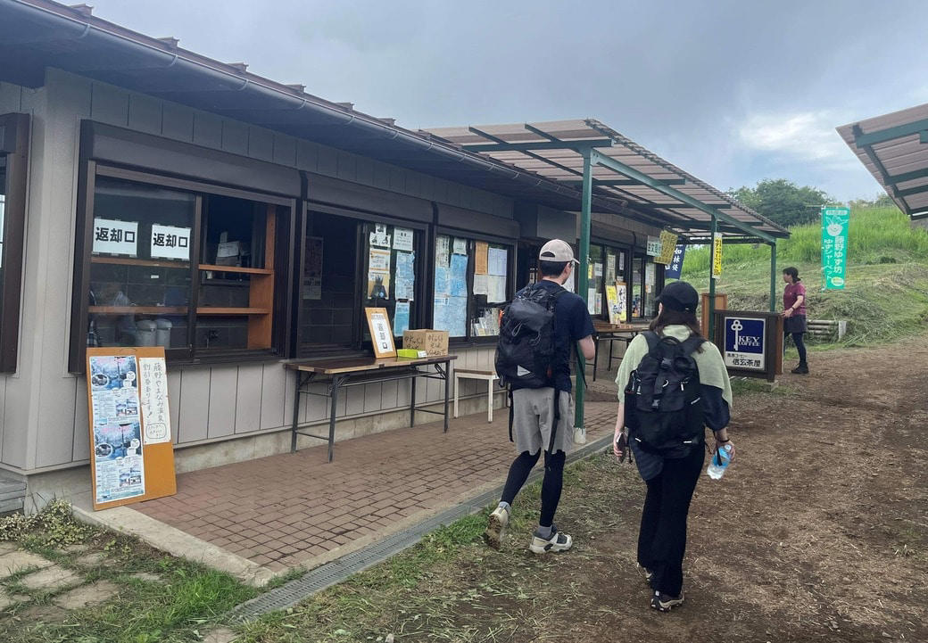 上皇陛下が訪れた老舗茶屋は代替わり, 利益目的だけでやっているわけじゃない, 公設の避難小屋がルーツ、一時は茶屋が乱立, 登山客世界一の高尾山エリアでも相次ぐ廃業, 一時は廃業も覚悟したが…, 次世代への継承を考え法人化