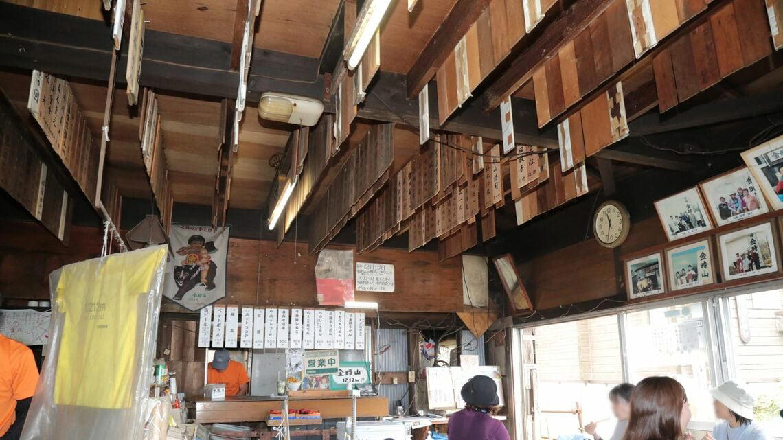 上皇陛下が訪れた老舗茶屋は代替わり, 利益目的だけでやっているわけじゃない, 公設の避難小屋がルーツ、一時は茶屋が乱立, 登山客世界一の高尾山エリアでも相次ぐ廃業, 一時は廃業も覚悟したが…, 次世代への継承を考え法人化