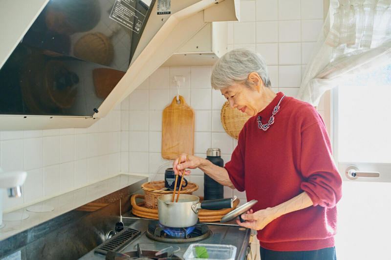財布は使わず、2種類のポーチで代用, 食器は収納スペースを固定し、必要以上に増やさない, 新しい装飾品を買うより、リメイクを楽しむ, 毎日のスーパー通いをやめてムダ買い防止
