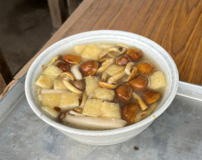 上皇陛下が訪れた老舗茶屋は代替わり, 利益目的だけでやっているわけじゃない, 公設の避難小屋がルーツ、一時は茶屋が乱立, 登山客世界一の高尾山エリアでも相次ぐ廃業, 一時は廃業も覚悟したが…, 次世代への継承を考え法人化
