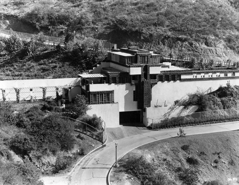 An Apartment in The Big Apple , A Mayan Marvel, The Bel-Air Abode, Laguna Beach Beauty, Beverly Hill Home, Pacific Palisades Pads, Her Pinterest Place, A Tucson Retreat