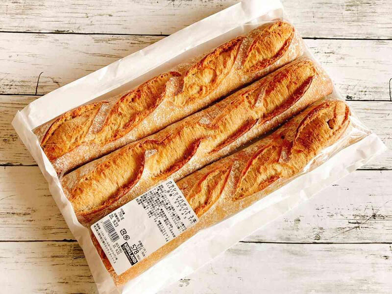 コストコの「クラシックバゲット」の基本情報, コストコの「クラシックバゲット」の味, コストコの「クラシックバゲット」のおいしい食べ方, コストコの「クラシックバゲット」の保存方法＆リベイクのコツ, コストコの「ガーリックバゲット」の基本情報, コストコの「ガーリックバゲット」の味と焼き方のコツ, コストコの「ガーリックバゲット」のおいしい食べ方, コストコの「ガーリックバゲット」の保存方法＆リベイクのコツ, コストコ販売の「メニセズ プチパン」の基本情報, コストコ販売の「メニセズ プチパン」の味, コストコ販売の「メニセズ プチパン」のおいしい食べ方, コストコ販売の「メニセズ プチパン」の保存方法＆リベイクのコツ, Q1：コストコのフランスパンのカロリーは？, Q2：フランスパンのリベイクの方法は？, Q3：フランスパンの冷凍・解凍方法のコツは？, Q4：「ガーリックバゲット」は焼くときに油が落ちる？