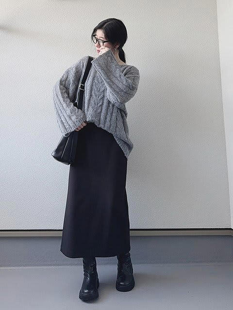 デニムシャツジャケット合わせも大人っぽい雰囲気に, 黒カーディガンで上品さを後押し, ケーブルニットで大人可愛く, ブラウンカーディガンで秋らしさを引き立てる, ファーベスト投入で縦のラインを強調