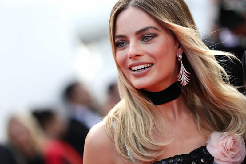 Margot Robbie Gwyneth Paltrow, Chrissy Teigen, Tracee Ellis Ross, Meghan Markle, Drew Barrymore, Ashley Graham, Kim Kardashian, Eva Longoria, Khloé Kardashian, Keira Knightley, Jessica Alba, Victoria Beckham, Christina Applegate, Gigi Hadid, Adriana Lima, Julia Stiles, Lily Aldridge, Margot Robbie, Gal Gadot, Karen Elson, Kate Upton, Molly Sims, Rosie Huntington-Whiteley, Rebecca Minkoff