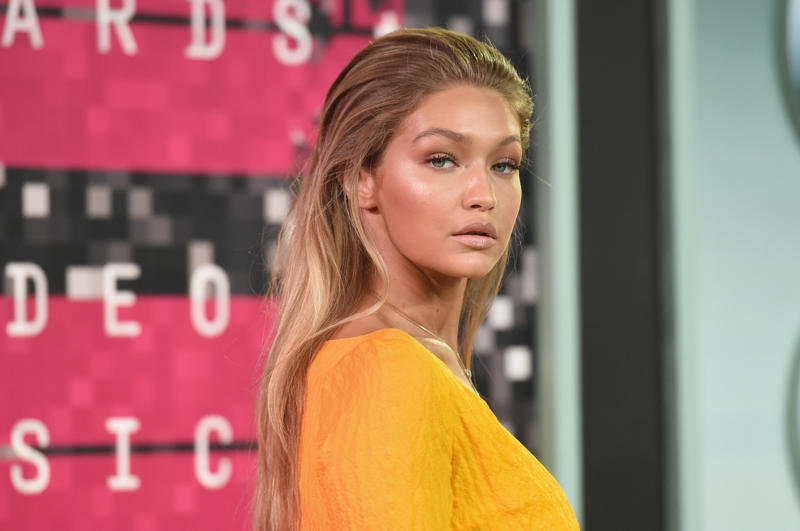 Gigi Hadid Gwyneth Paltrow, Chrissy Teigen, Tracee Ellis Ross, Meghan Markle, Drew Barrymore, Ashley Graham, Kim Kardashian, Eva Longoria, Khloé Kardashian, Keira Knightley, Jessica Alba, Victoria Beckham, Christina Applegate, Gigi Hadid, Adriana Lima, Julia Stiles, Lily Aldridge, Margot Robbie, Gal Gadot, Karen Elson, Kate Upton, Molly Sims, Rosie Huntington-Whiteley, Rebecca Minkoff