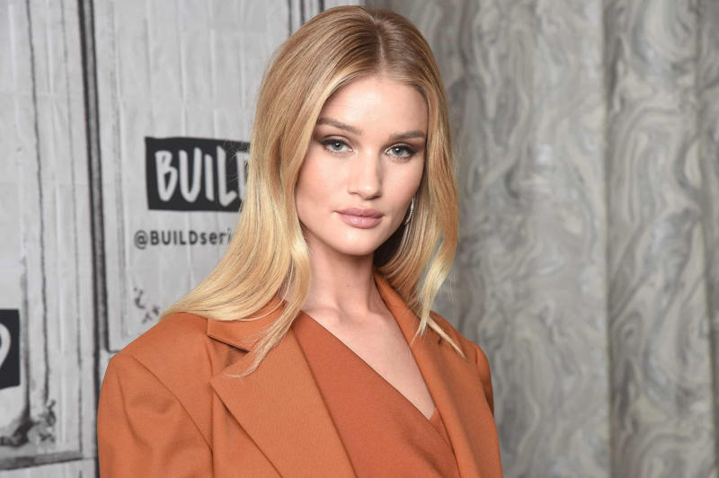 Rosie Huntington-Whiteley Gwyneth Paltrow, Chrissy Teigen, Tracee Ellis Ross, Meghan Markle, Drew Barrymore, Ashley Graham, Kim Kardashian, Eva Longoria, Khloé Kardashian, Keira Knightley, Jessica Alba, Victoria Beckham, Christina Applegate, Gigi Hadid, Adriana Lima, Julia Stiles, Lily Aldridge, Margot Robbie, Gal Gadot, Karen Elson, Kate Upton, Molly Sims, Rosie Huntington-Whiteley, Rebecca Minkoff