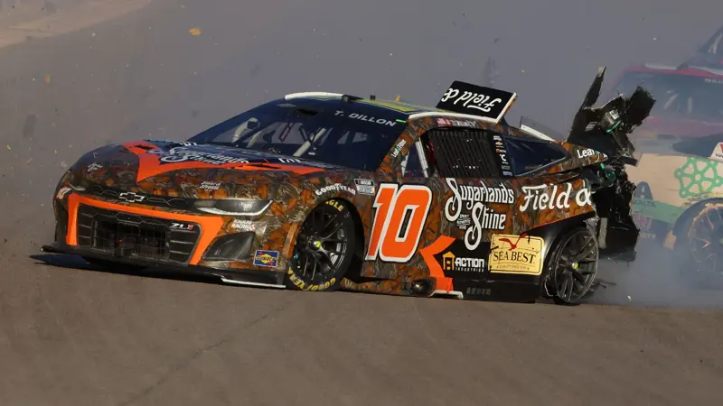 ラスベガスで開催されたNASCARカップシリーズのサウスポイント400レース中に起こった事故。, ウィリアム・バイロンがピットレーンに入ろうとしたタイ・ディロンのマシンのリアに激しく衝突。, 猛スピードでの衝突。, 幸い、2人のドライバーは無傷だった。, レース中の他の車はクラッシュした2台を避けることができた。, その後、コースが清掃され、レースは続行。, 最悪の事態を恐れていた観客も多くいた。, 車はかなりのダメージを受けたが、重要なのは誰も怪我をしなかったということだ。, バイロンは、このクラッシュがプレーオフ進出の妨げになったと語った。, メカニックは車を修理するために多くの仕事をこなさなければならないだろう。