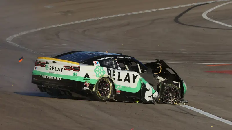 ラスベガスで開催されたNASCARカップシリーズのサウスポイント400レース中に起こった事故。, ウィリアム・バイロンがピットレーンに入ろうとしたタイ・ディロンのマシンのリアに激しく衝突。, 猛スピードでの衝突。, 幸い、2人のドライバーは無傷だった。, レース中の他の車はクラッシュした2台を避けることができた。, その後、コースが清掃され、レースは続行。, 最悪の事態を恐れていた観客も多くいた。, 車はかなりのダメージを受けたが、重要なのは誰も怪我をしなかったということだ。, バイロンは、このクラッシュがプレーオフ進出の妨げになったと語った。, メカニックは車を修理するために多くの仕事をこなさなければならないだろう。