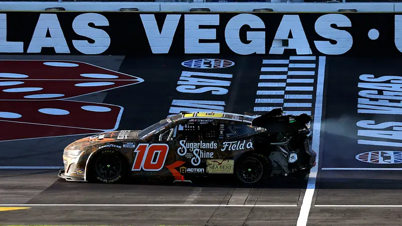 ラスベガスで開催されたNASCARカップシリーズのサウスポイント400レース中に起こった事故。, ウィリアム・バイロンがピットレーンに入ろうとしたタイ・ディロンのマシンのリアに激しく衝突。, 猛スピードでの衝突。, 幸い、2人のドライバーは無傷だった。, レース中の他の車はクラッシュした2台を避けることができた。, その後、コースが清掃され、レースは続行。, 最悪の事態を恐れていた観客も多くいた。, 車はかなりのダメージを受けたが、重要なのは誰も怪我をしなかったということだ。, バイロンは、このクラッシュがプレーオフ進出の妨げになったと語った。, メカニックは車を修理するために多くの仕事をこなさなければならないだろう。