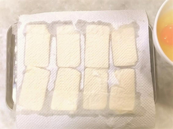 ・キッチンペーパーの特徴, ・キッチンペーパーの用途, ・【新聞紙・チラシ】油切りにも油拭きにも使える！油の吸収に抜群, ・【半紙・コピー用紙】油切りのみに使いたい場合は◎, ・【コーヒーフィルター】お皿に揚げ物を盛るときにおしゃれ＆吸油性アップ！, ・【牛乳パック】少しの工夫でキッチンペーパーの代用品に！, ・【ティッシュペーパー】破れやすそうだけど実は油切りに使える, ・【魚焼きグリル・バットの網】簡単で楽ちん！ , ・【ペーパータオル】コスパ最強！1枚でもしっかり吸収, ・【新聞紙】水分もたっぷり吸収してくれます♡, ・【ガーゼ】水切りにも最適＆エコになる！, ・【古布】ギュッとしぼってしっかり水切り！, ・【ポリ袋】底を切ったら放置しておくだけで水が切れる, ・【排水溝用のネット】細かい網目で素早く水切り, ・【濾し器】優しく注げばキッチンペーパーでも大丈夫◎, ・【お菓子の型にバターを塗る】キッチンペーパーの方がもはや簡単？, ・【まな板】洗う手間が省けて楽できます♡アウトドアにも, ・【落とし蓋】キッチンペーパーはアクも吸収してくれる, ・【蒸し器】キッチンペーパーで蒸し器の代用にも♡