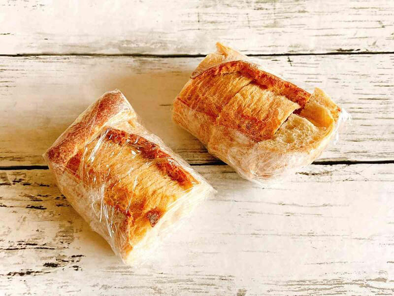 コストコの「クラシックバゲット」の基本情報, コストコの「クラシックバゲット」の味, コストコの「クラシックバゲット」のおいしい食べ方, コストコの「クラシックバゲット」の保存方法＆リベイクのコツ, コストコの「ガーリックバゲット」の基本情報, コストコの「ガーリックバゲット」の味と焼き方のコツ, コストコの「ガーリックバゲット」のおいしい食べ方, コストコの「ガーリックバゲット」の保存方法＆リベイクのコツ, コストコ販売の「メニセズ プチパン」の基本情報, コストコ販売の「メニセズ プチパン」の味, コストコ販売の「メニセズ プチパン」のおいしい食べ方, コストコ販売の「メニセズ プチパン」の保存方法＆リベイクのコツ, Q1：コストコのフランスパンのカロリーは？, Q2：フランスパンのリベイクの方法は？, Q3：フランスパンの冷凍・解凍方法のコツは？, Q4：「ガーリックバゲット」は焼くときに油が落ちる？