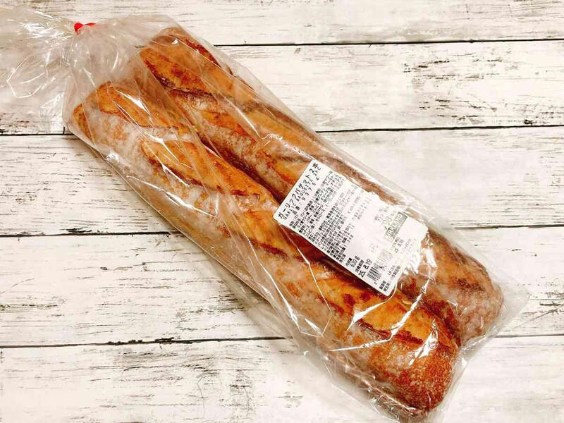 コストコの「クラシックバゲット」の基本情報, コストコの「クラシックバゲット」の味, コストコの「クラシックバゲット」のおいしい食べ方, コストコの「クラシックバゲット」の保存方法＆リベイクのコツ, コストコの「ガーリックバゲット」の基本情報, コストコの「ガーリックバゲット」の味と焼き方のコツ, コストコの「ガーリックバゲット」のおいしい食べ方, コストコの「ガーリックバゲット」の保存方法＆リベイクのコツ, コストコ販売の「メニセズ プチパン」の基本情報, コストコ販売の「メニセズ プチパン」の味, コストコ販売の「メニセズ プチパン」のおいしい食べ方, コストコ販売の「メニセズ プチパン」の保存方法＆リベイクのコツ, Q1：コストコのフランスパンのカロリーは？, Q2：フランスパンのリベイクの方法は？, Q3：フランスパンの冷凍・解凍方法のコツは？, Q4：「ガーリックバゲット」は焼くときに油が落ちる？