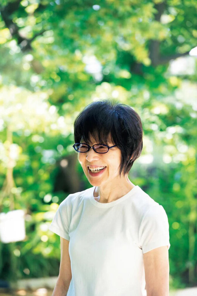 いちばんのお気に入りはやっぱりネイビー, 玲児さんとおそろい　思い出のつまったサングラス, 手帳に挟めるコンパクトなクリップケースつき, ユニークな眼鏡とは　旅先で出合うことが多いです, 手仕事が美しいケースに　ぴったりと収まります, こめかみに挟んで使うタイプは髪染めのときに, アクセサリーのように身につけても楽しい