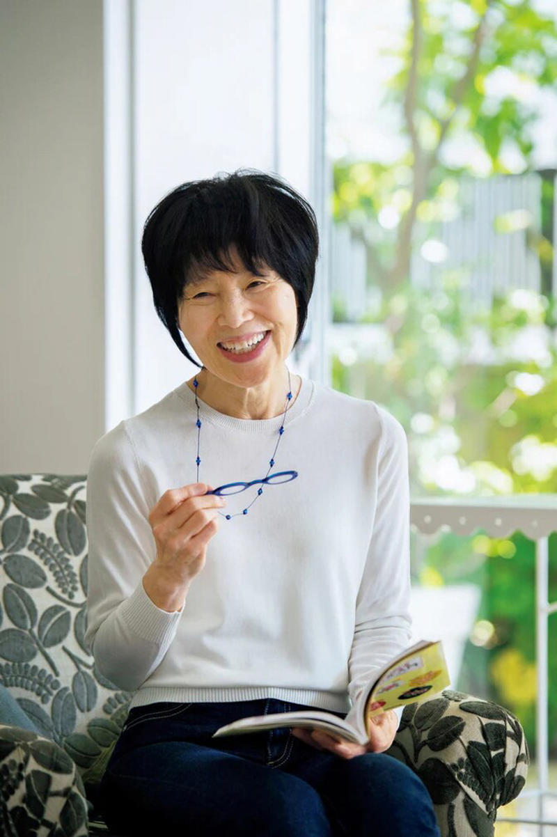 いちばんのお気に入りはやっぱりネイビー, 玲児さんとおそろい　思い出のつまったサングラス, 手帳に挟めるコンパクトなクリップケースつき, ユニークな眼鏡とは　旅先で出合うことが多いです, 手仕事が美しいケースに　ぴったりと収まります, こめかみに挟んで使うタイプは髪染めのときに, アクセサリーのように身につけても楽しい