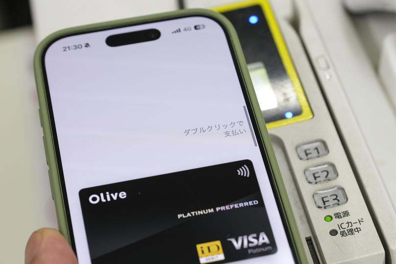 片手で使えない、という現実, 音が良くて大きくて、びっくりした, 「のぞき込む」Face IDへの違和感, やきそばを作って気づいた、重さとバランス, カメラは最高。マクロ撮影の「頼もしさと異様さ」, iPadのように、サイドボタンにTouch IDを！, スマホに求めるものは、手のひらと日常が教えてくれる