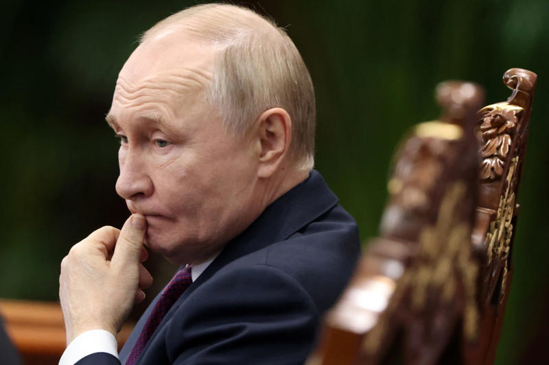 ようやく自国の責任を認めたプーチン大統領, アゼルバイジャン大統領との会談, ロシア軍の防空システムが原因, プーチン大統領による説明, アゼルバイジャンに対する賠償を約束, 緊張関係は収まった？, ロシアから拒否された緊急着陸の要請, カザフスタン西部で墜落, 当初はバードストライクが原因とされた, 専門家のコメント, カザフスタンによる事故調査, 防空システム「パーンツィリ-S1」, ミサイル発射は認めたが……, 事故の責任をウクライナに押し付けようとしたロシア, ロシアを提訴する構えを見せていたアゼルバイジャン