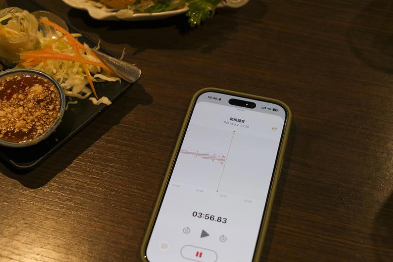 片手で使えない、という現実, 音が良くて大きくて、びっくりした, 「のぞき込む」Face IDへの違和感, やきそばを作って気づいた、重さとバランス, カメラは最高。マクロ撮影の「頼もしさと異様さ」, iPadのように、サイドボタンにTouch IDを！, スマホに求めるものは、手のひらと日常が教えてくれる