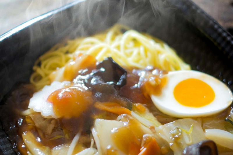 ホテルで“食べない”選択, 「食」を外部化する宿泊モデル, 朝食会場の混雑と同調疲れ, ホテルの朝食料金と提供構造の矛盾, コンビニという外部インフラの存在, 食体験の再設計の可能性, 自由と体験の間で