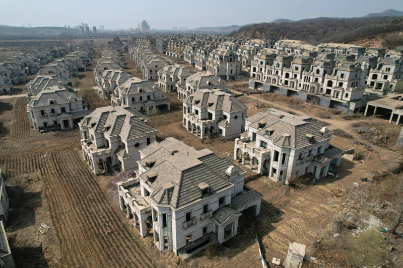 完成しないまま廃墟となったマンション, 中国の瀋陽市にある, 「ステート・ゲスト・マンションズ」, 1軒も売れないまま中止, 中国における失敗した巨大プロジェクト, 不動産会社はデフォルト, 中国における不動産バブル崩壊の危機, 実現しなかった計画, 中国当局の頭を悩ませる不動産業界