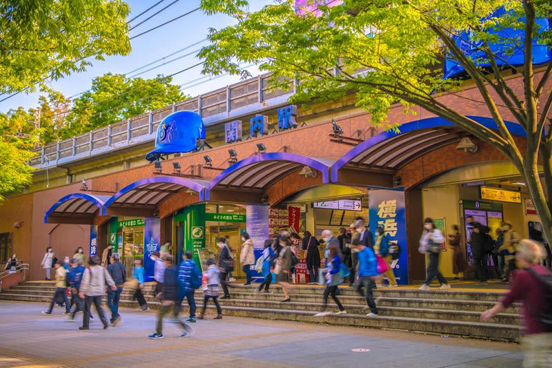関内駅徒歩約1分、横浜スタジアム隣の好立地, 横浜スタジアム横に55店舗が集結する商業エリアの全貌, 国内最大級のバル街「スタジアム横バル街」でハシゴ酒！, 新業態の2店舗にも注目！, 日本最大級の常設型ライブビューイングアリーナも登場, 「OMO7 横浜 by 星野リゾート」は10月22日予約開始！, 関内最高層オフィスで働く！ ビジネスと学びの拠点もオープン, 「BASEGATE 横浜関内」出店店舗