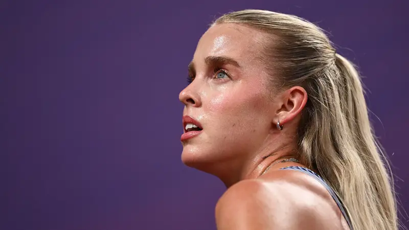 イギリス人選手はパリ五輪の800メートルで金メダルを獲得し、世界陸上では銅メダルを獲得した。, 長い怪我から東京で復帰したキーリー・ホジキンソンのレースは、ソーシャルメディア上で批判を浴びた。, 「世界選手権で銅メダルを獲得した後、多くの否定的なコメントがあった」, 「コメントの中には「恥を知るべきだ」「酷いレースだ」「彼女はTikTokで動画を作るのに忙しすぎる......」などが見られた」, 「そういう人たちの言うことは無視して前に進むしかない」, 「しかし、調子が悪いときには、この批判はより大きな影響を与える」, 「自分がしたいことは走ることだ」, 「ソーシャルメディアは現実ではないことを忘れてはならない」, 「自分の仕事に集中するんだ」, 2002年3月3日、ウィガン生まれのイギリス人アスリート。, インスタグラムで50万人以上のフォロワーを持つキーリー・ホジキンソン。