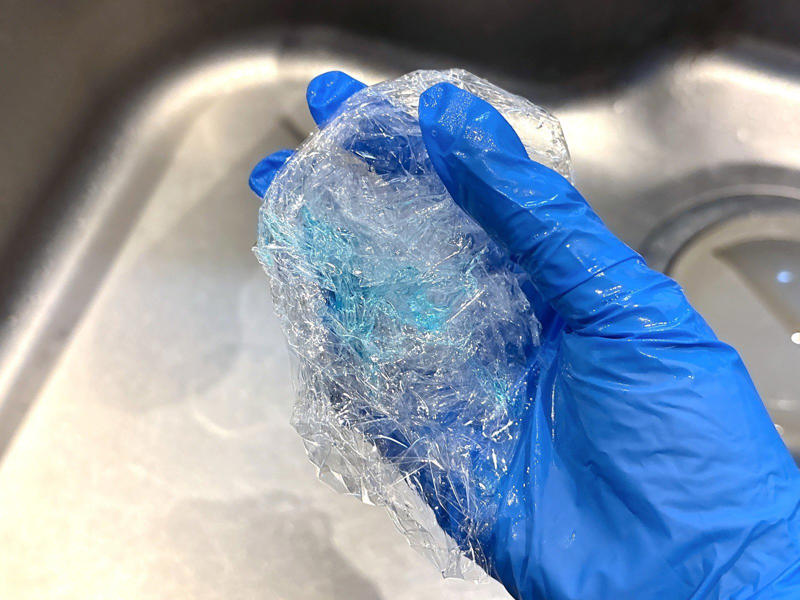 手順1．ラップを丸めて、台所用中性洗剤をつけます, 手順2．シンクに水をかけます, 手順3．シンク全体の汚れを落とします, 手順4．水で洗い流したら終了です