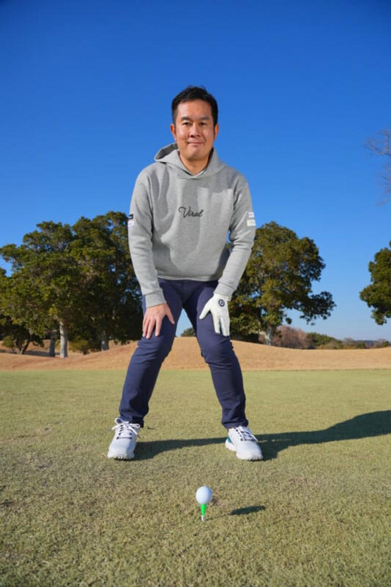 見えている障害物の半分は無関係, 「イヤだな」と感じるエリアも〝測って関係なければ〞消せる！, フェアウェイだけを見るのは準備不足！「池でもOK」と思えれば最悪のOBは激減する, ティーショットが池でも３オンできる可能性は高い, 許容範囲を広げて狙いを広く設定しよう, 林の「密度チェック」も必須, 冬のノリ面はフェアウェイ同然, 注意！打ち上げ・打ち下ろしは構えが崩れやすい！, Point!腰を落として立って「十字」を意識する, ＮＧサイドが広く使えるので安心, 【これはNG】〝斜め〞に構えると反応で思わぬミスが出る, イヤなゾーンの反対側のフェアウェイと平行に立つ, Point!左右両方から見てみて安心なほうに立つ, 振りすぎを防ぐためのコンパクトな素振り, 【GOOD!】この感覚で本番では勝手に〝フル〞になる, 【これはNG】「リラックス」しようとするとゆるんで大きなミスに, Point!ちょっと内股イメージでヒザを動かさずに振る, スライサーは要注意！右がイヤだと肩が開きやすい