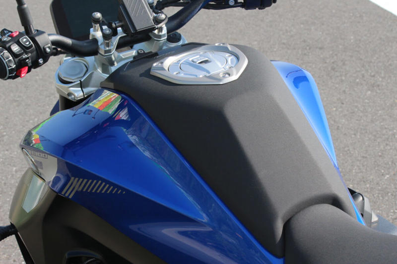 ストリートでの使い勝手の良さと軽快なハンドリング, 初のロードスターとして登場したR100R, 4バルブ化され進化した1100と850のロードスター, R1300Rは前モデルのR1250Rとどう変わったのか？, デザイン：直線基調のシャープな雰囲気に, 前モデルのR1250Rもまだまだ健在のデザインと性能, デザイン：直線基調のシャープな雰囲気に, シャーシ：新設計のフレームで剛性バランスを最適化, エンジン：パワー＆トルクが大幅アップ, サスペンション：オプションでスプリングレートを自動調整するDSAを設定, 電子制御：ライダーの疲労を軽減し、走りに集中できる機能を満載, 快適装備：タイヤ空気圧センサーが標準で搭載, リアシートにはリア専用のヒータースイッチを設置, シート高：前モデルより足着き改善！, 燃料タンク容量：容量は1L減ったが、ポジションの自由度はアップ, 今回はASAに試乗した！, ASA仕様はクラッチレバーを装備しない, あふれ出るライディングプレジャー, 乗る人を選ばないオールラウンドプレーヤー (1/2), 乗る人を選ばないオールラウンドプレーヤー (2/2), 乗る人を選ばないオールラウンドプレーヤー, コストパフォーマンスもかなり高い, シートは薄めだが、長時間乗ってもあまりお尻は痛くならなかった, シャープなデザインのLEDを多用し、すっきりとしたテールランプ周り, 横から見るとラジエーターのファンがむき出しで、ここは機械的な格好良さを感じるポイント
