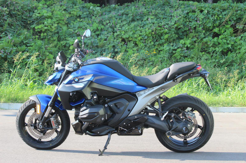ストリートでの使い勝手の良さと軽快なハンドリング, 初のロードスターとして登場したR100R, 4バルブ化され進化した1100と850のロードスター, R1300Rは前モデルのR1250Rとどう変わったのか？, デザイン：直線基調のシャープな雰囲気に, 前モデルのR1250Rもまだまだ健在のデザインと性能, デザイン：直線基調のシャープな雰囲気に, シャーシ：新設計のフレームで剛性バランスを最適化, エンジン：パワー＆トルクが大幅アップ, サスペンション：オプションでスプリングレートを自動調整するDSAを設定, 電子制御：ライダーの疲労を軽減し、走りに集中できる機能を満載, 快適装備：タイヤ空気圧センサーが標準で搭載, リアシートにはリア専用のヒータースイッチを設置, シート高：前モデルより足着き改善！, 燃料タンク容量：容量は1L減ったが、ポジションの自由度はアップ, 今回はASAに試乗した！, ASA仕様はクラッチレバーを装備しない, あふれ出るライディングプレジャー, 乗る人を選ばないオールラウンドプレーヤー (1/2), 乗る人を選ばないオールラウンドプレーヤー (2/2), 乗る人を選ばないオールラウンドプレーヤー, コストパフォーマンスもかなり高い, シートは薄めだが、長時間乗ってもあまりお尻は痛くならなかった, シャープなデザインのLEDを多用し、すっきりとしたテールランプ周り, 横から見るとラジエーターのファンがむき出しで、ここは機械的な格好良さを感じるポイント