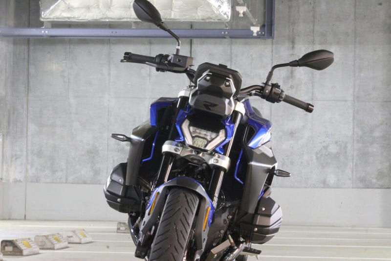 ストリートでの使い勝手の良さと軽快なハンドリング, 初のロードスターとして登場したR100R, 4バルブ化され進化した1100と850のロードスター, R1300Rは前モデルのR1250Rとどう変わったのか？, デザイン：直線基調のシャープな雰囲気に, 前モデルのR1250Rもまだまだ健在のデザインと性能, デザイン：直線基調のシャープな雰囲気に, シャーシ：新設計のフレームで剛性バランスを最適化, エンジン：パワー＆トルクが大幅アップ, サスペンション：オプションでスプリングレートを自動調整するDSAを設定, 電子制御：ライダーの疲労を軽減し、走りに集中できる機能を満載, 快適装備：タイヤ空気圧センサーが標準で搭載, リアシートにはリア専用のヒータースイッチを設置, シート高：前モデルより足着き改善！, 燃料タンク容量：容量は1L減ったが、ポジションの自由度はアップ, 今回はASAに試乗した！, ASA仕様はクラッチレバーを装備しない, あふれ出るライディングプレジャー, 乗る人を選ばないオールラウンドプレーヤー (1/2), 乗る人を選ばないオールラウンドプレーヤー (2/2), 乗る人を選ばないオールラウンドプレーヤー, コストパフォーマンスもかなり高い, シートは薄めだが、長時間乗ってもあまりお尻は痛くならなかった, シャープなデザインのLEDを多用し、すっきりとしたテールランプ周り, 横から見るとラジエーターのファンがむき出しで、ここは機械的な格好良さを感じるポイント
