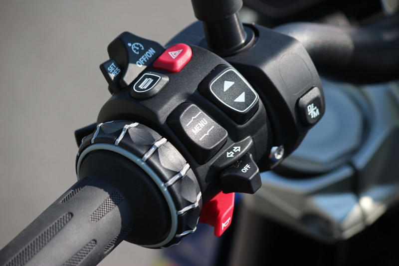 ストリートでの使い勝手の良さと軽快なハンドリング, 初のロードスターとして登場したR100R, 4バルブ化され進化した1100と850のロードスター, R1300Rは前モデルのR1250Rとどう変わったのか？, デザイン：直線基調のシャープな雰囲気に, 前モデルのR1250Rもまだまだ健在のデザインと性能, デザイン：直線基調のシャープな雰囲気に, シャーシ：新設計のフレームで剛性バランスを最適化, エンジン：パワー＆トルクが大幅アップ, サスペンション：オプションでスプリングレートを自動調整するDSAを設定, 電子制御：ライダーの疲労を軽減し、走りに集中できる機能を満載, 快適装備：タイヤ空気圧センサーが標準で搭載, リアシートにはリア専用のヒータースイッチを設置, シート高：前モデルより足着き改善！, 燃料タンク容量：容量は1L減ったが、ポジションの自由度はアップ, 今回はASAに試乗した！, ASA仕様はクラッチレバーを装備しない, あふれ出るライディングプレジャー, 乗る人を選ばないオールラウンドプレーヤー (1/2), 乗る人を選ばないオールラウンドプレーヤー (2/2), 乗る人を選ばないオールラウンドプレーヤー, コストパフォーマンスもかなり高い, シートは薄めだが、長時間乗ってもあまりお尻は痛くならなかった, シャープなデザインのLEDを多用し、すっきりとしたテールランプ周り, 横から見るとラジエーターのファンがむき出しで、ここは機械的な格好良さを感じるポイント