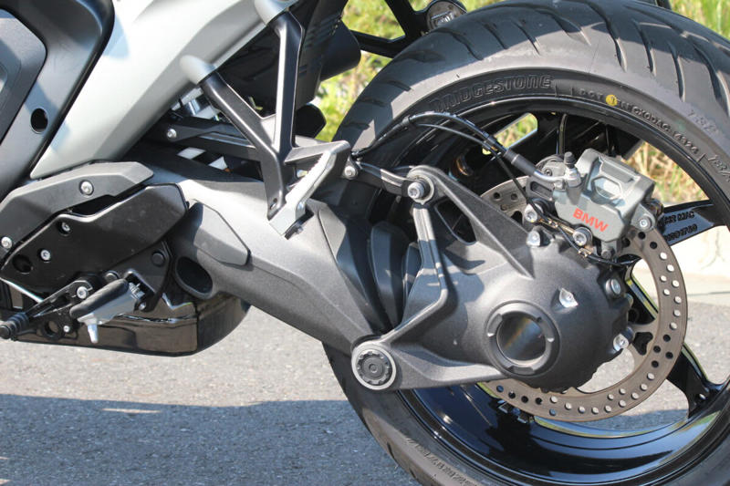 ストリートでの使い勝手の良さと軽快なハンドリング, 初のロードスターとして登場したR100R, 4バルブ化され進化した1100と850のロードスター, R1300Rは前モデルのR1250Rとどう変わったのか？, デザイン：直線基調のシャープな雰囲気に, 前モデルのR1250Rもまだまだ健在のデザインと性能, デザイン：直線基調のシャープな雰囲気に, シャーシ：新設計のフレームで剛性バランスを最適化, エンジン：パワー＆トルクが大幅アップ, サスペンション：オプションでスプリングレートを自動調整するDSAを設定, 電子制御：ライダーの疲労を軽減し、走りに集中できる機能を満載, 快適装備：タイヤ空気圧センサーが標準で搭載, リアシートにはリア専用のヒータースイッチを設置, シート高：前モデルより足着き改善！, 燃料タンク容量：容量は1L減ったが、ポジションの自由度はアップ, 今回はASAに試乗した！, ASA仕様はクラッチレバーを装備しない, あふれ出るライディングプレジャー, 乗る人を選ばないオールラウンドプレーヤー (1/2), 乗る人を選ばないオールラウンドプレーヤー (2/2), 乗る人を選ばないオールラウンドプレーヤー, コストパフォーマンスもかなり高い, シートは薄めだが、長時間乗ってもあまりお尻は痛くならなかった, シャープなデザインのLEDを多用し、すっきりとしたテールランプ周り, 横から見るとラジエーターのファンがむき出しで、ここは機械的な格好良さを感じるポイント