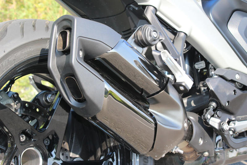 ストリートでの使い勝手の良さと軽快なハンドリング, 初のロードスターとして登場したR100R, 4バルブ化され進化した1100と850のロードスター, R1300Rは前モデルのR1250Rとどう変わったのか？, デザイン：直線基調のシャープな雰囲気に, 前モデルのR1250Rもまだまだ健在のデザインと性能, デザイン：直線基調のシャープな雰囲気に, シャーシ：新設計のフレームで剛性バランスを最適化, エンジン：パワー＆トルクが大幅アップ, サスペンション：オプションでスプリングレートを自動調整するDSAを設定, 電子制御：ライダーの疲労を軽減し、走りに集中できる機能を満載, 快適装備：タイヤ空気圧センサーが標準で搭載, リアシートにはリア専用のヒータースイッチを設置, シート高：前モデルより足着き改善！, 燃料タンク容量：容量は1L減ったが、ポジションの自由度はアップ, 今回はASAに試乗した！, ASA仕様はクラッチレバーを装備しない, あふれ出るライディングプレジャー, 乗る人を選ばないオールラウンドプレーヤー (1/2), 乗る人を選ばないオールラウンドプレーヤー (2/2), 乗る人を選ばないオールラウンドプレーヤー, コストパフォーマンスもかなり高い, シートは薄めだが、長時間乗ってもあまりお尻は痛くならなかった, シャープなデザインのLEDを多用し、すっきりとしたテールランプ周り, 横から見るとラジエーターのファンがむき出しで、ここは機械的な格好良さを感じるポイント