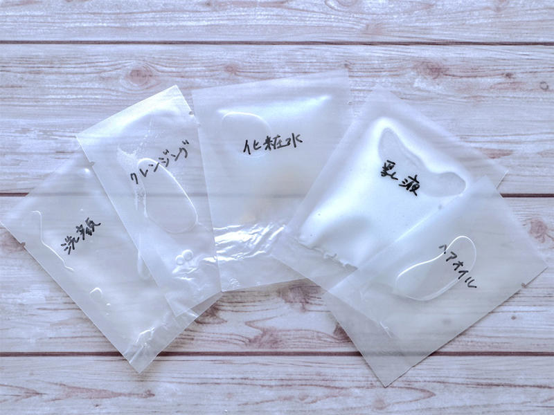 少量の化粧品を持ち運べる！セリアの「スポイトボトル」, 化粧品をいろいろ詰め替えてみた, ほかの小分け容器との比較・使い分けは？, 旅行や出張など少量の持ち歩きに便利