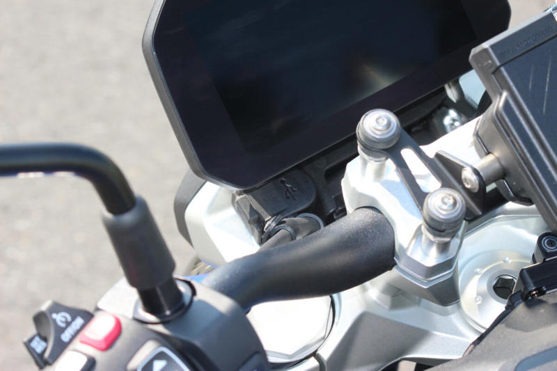 ストリートでの使い勝手の良さと軽快なハンドリング, 初のロードスターとして登場したR100R, 4バルブ化され進化した1100と850のロードスター, R1300Rは前モデルのR1250Rとどう変わったのか？, デザイン：直線基調のシャープな雰囲気に, 前モデルのR1250Rもまだまだ健在のデザインと性能, デザイン：直線基調のシャープな雰囲気に, シャーシ：新設計のフレームで剛性バランスを最適化, エンジン：パワー＆トルクが大幅アップ, サスペンション：オプションでスプリングレートを自動調整するDSAを設定, 電子制御：ライダーの疲労を軽減し、走りに集中できる機能を満載, 快適装備：タイヤ空気圧センサーが標準で搭載, リアシートにはリア専用のヒータースイッチを設置, シート高：前モデルより足着き改善！, 燃料タンク容量：容量は1L減ったが、ポジションの自由度はアップ, 今回はASAに試乗した！, ASA仕様はクラッチレバーを装備しない, あふれ出るライディングプレジャー, 乗る人を選ばないオールラウンドプレーヤー (1/2), 乗る人を選ばないオールラウンドプレーヤー (2/2), 乗る人を選ばないオールラウンドプレーヤー, コストパフォーマンスもかなり高い, シートは薄めだが、長時間乗ってもあまりお尻は痛くならなかった, シャープなデザインのLEDを多用し、すっきりとしたテールランプ周り, 横から見るとラジエーターのファンがむき出しで、ここは機械的な格好良さを感じるポイント