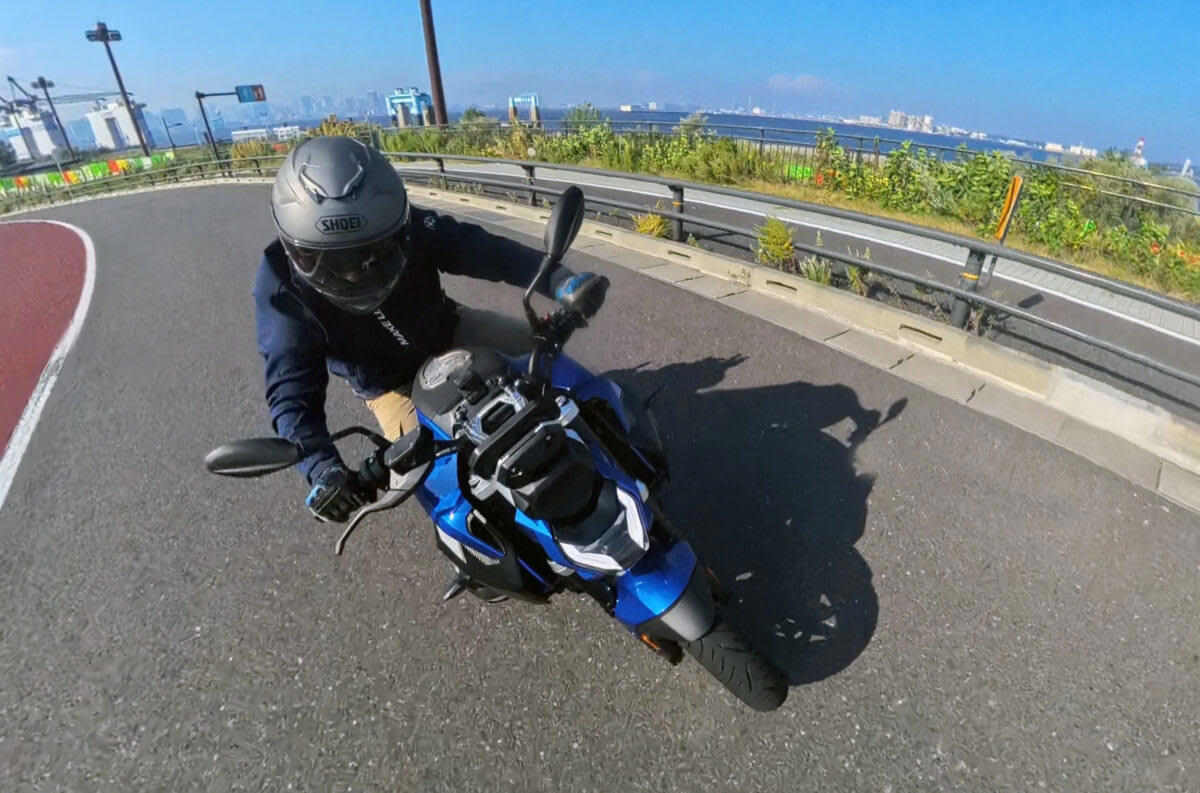 ストリートでの使い勝手の良さと軽快なハンドリング, 初のロードスターとして登場したR100R, 4バルブ化され進化した1100と850のロードスター, R1300Rは前モデルのR1250Rとどう変わったのか？, デザイン：直線基調のシャープな雰囲気に, 前モデルのR1250Rもまだまだ健在のデザインと性能, デザイン：直線基調のシャープな雰囲気に, シャーシ：新設計のフレームで剛性バランスを最適化, エンジン：パワー＆トルクが大幅アップ, サスペンション：オプションでスプリングレートを自動調整するDSAを設定, 電子制御：ライダーの疲労を軽減し、走りに集中できる機能を満載, 快適装備：タイヤ空気圧センサーが標準で搭載, リアシートにはリア専用のヒータースイッチを設置, シート高：前モデルより足着き改善！, 燃料タンク容量：容量は1L減ったが、ポジションの自由度はアップ, 今回はASAに試乗した！, ASA仕様はクラッチレバーを装備しない, あふれ出るライディングプレジャー, 乗る人を選ばないオールラウンドプレーヤー (1/2), 乗る人を選ばないオールラウンドプレーヤー (2/2), 乗る人を選ばないオールラウンドプレーヤー, コストパフォーマンスもかなり高い, シートは薄めだが、長時間乗ってもあまりお尻は痛くならなかった, シャープなデザインのLEDを多用し、すっきりとしたテールランプ周り, 横から見るとラジエーターのファンがむき出しで、ここは機械的な格好良さを感じるポイント