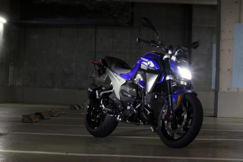 ストリートでの使い勝手の良さと軽快なハンドリング, 初のロードスターとして登場したR100R, 4バルブ化され進化した1100と850のロードスター, R1300Rは前モデルのR1250Rとどう変わったのか？, デザイン：直線基調のシャープな雰囲気に, 前モデルのR1250Rもまだまだ健在のデザインと性能, デザイン：直線基調のシャープな雰囲気に, シャーシ：新設計のフレームで剛性バランスを最適化, エンジン：パワー＆トルクが大幅アップ, サスペンション：オプションでスプリングレートを自動調整するDSAを設定, 電子制御：ライダーの疲労を軽減し、走りに集中できる機能を満載, 快適装備：タイヤ空気圧センサーが標準で搭載, リアシートにはリア専用のヒータースイッチを設置, シート高：前モデルより足着き改善！, 燃料タンク容量：容量は1L減ったが、ポジションの自由度はアップ, 今回はASAに試乗した！, ASA仕様はクラッチレバーを装備しない, あふれ出るライディングプレジャー, 乗る人を選ばないオールラウンドプレーヤー (1/2), 乗る人を選ばないオールラウンドプレーヤー (2/2), 乗る人を選ばないオールラウンドプレーヤー, コストパフォーマンスもかなり高い, シートは薄めだが、長時間乗ってもあまりお尻は痛くならなかった, シャープなデザインのLEDを多用し、すっきりとしたテールランプ周り, 横から見るとラジエーターのファンがむき出しで、ここは機械的な格好良さを感じるポイント