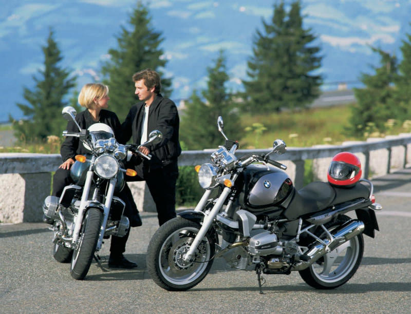ストリートでの使い勝手の良さと軽快なハンドリング, 初のロードスターとして登場したR100R, 4バルブ化され進化した1100と850のロードスター, R1300Rは前モデルのR1250Rとどう変わったのか？, デザイン：直線基調のシャープな雰囲気に, 前モデルのR1250Rもまだまだ健在のデザインと性能, デザイン：直線基調のシャープな雰囲気に, シャーシ：新設計のフレームで剛性バランスを最適化, エンジン：パワー＆トルクが大幅アップ, サスペンション：オプションでスプリングレートを自動調整するDSAを設定, 電子制御：ライダーの疲労を軽減し、走りに集中できる機能を満載, 快適装備：タイヤ空気圧センサーが標準で搭載, リアシートにはリア専用のヒータースイッチを設置, シート高：前モデルより足着き改善！, 燃料タンク容量：容量は1L減ったが、ポジションの自由度はアップ, 今回はASAに試乗した！, ASA仕様はクラッチレバーを装備しない, あふれ出るライディングプレジャー, 乗る人を選ばないオールラウンドプレーヤー (1/2), 乗る人を選ばないオールラウンドプレーヤー (2/2), 乗る人を選ばないオールラウンドプレーヤー, コストパフォーマンスもかなり高い, シートは薄めだが、長時間乗ってもあまりお尻は痛くならなかった, シャープなデザインのLEDを多用し、すっきりとしたテールランプ周り, 横から見るとラジエーターのファンがむき出しで、ここは機械的な格好良さを感じるポイント