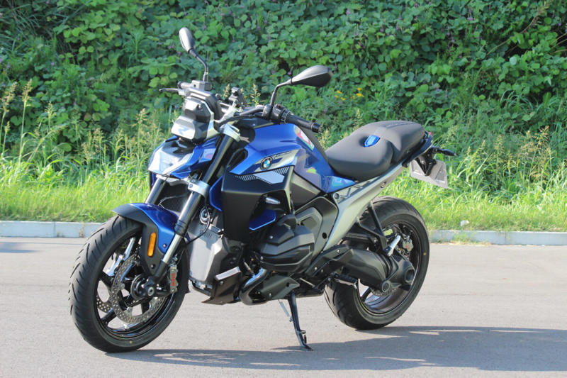 ストリートでの使い勝手の良さと軽快なハンドリング, 初のロードスターとして登場したR100R, 4バルブ化され進化した1100と850のロードスター, R1300Rは前モデルのR1250Rとどう変わったのか？, デザイン：直線基調のシャープな雰囲気に, 前モデルのR1250Rもまだまだ健在のデザインと性能, デザイン：直線基調のシャープな雰囲気に, シャーシ：新設計のフレームで剛性バランスを最適化, エンジン：パワー＆トルクが大幅アップ, サスペンション：オプションでスプリングレートを自動調整するDSAを設定, 電子制御：ライダーの疲労を軽減し、走りに集中できる機能を満載, 快適装備：タイヤ空気圧センサーが標準で搭載, リアシートにはリア専用のヒータースイッチを設置, シート高：前モデルより足着き改善！, 燃料タンク容量：容量は1L減ったが、ポジションの自由度はアップ, 今回はASAに試乗した！, ASA仕様はクラッチレバーを装備しない, あふれ出るライディングプレジャー, 乗る人を選ばないオールラウンドプレーヤー (1/2), 乗る人を選ばないオールラウンドプレーヤー (2/2), 乗る人を選ばないオールラウンドプレーヤー, コストパフォーマンスもかなり高い, シートは薄めだが、長時間乗ってもあまりお尻は痛くならなかった, シャープなデザインのLEDを多用し、すっきりとしたテールランプ周り, 横から見るとラジエーターのファンがむき出しで、ここは機械的な格好良さを感じるポイント