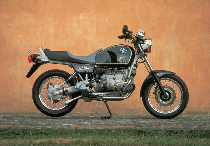 ストリートでの使い勝手の良さと軽快なハンドリング, 初のロードスターとして登場したR100R, 4バルブ化され進化した1100と850のロードスター, R1300Rは前モデルのR1250Rとどう変わったのか？, デザイン：直線基調のシャープな雰囲気に, 前モデルのR1250Rもまだまだ健在のデザインと性能, デザイン：直線基調のシャープな雰囲気に, シャーシ：新設計のフレームで剛性バランスを最適化, エンジン：パワー＆トルクが大幅アップ, サスペンション：オプションでスプリングレートを自動調整するDSAを設定, 電子制御：ライダーの疲労を軽減し、走りに集中できる機能を満載, 快適装備：タイヤ空気圧センサーが標準で搭載, リアシートにはリア専用のヒータースイッチを設置, シート高：前モデルより足着き改善！, 燃料タンク容量：容量は1L減ったが、ポジションの自由度はアップ, 今回はASAに試乗した！, ASA仕様はクラッチレバーを装備しない, あふれ出るライディングプレジャー, 乗る人を選ばないオールラウンドプレーヤー (1/2), 乗る人を選ばないオールラウンドプレーヤー (2/2), 乗る人を選ばないオールラウンドプレーヤー, コストパフォーマンスもかなり高い, シートは薄めだが、長時間乗ってもあまりお尻は痛くならなかった, シャープなデザインのLEDを多用し、すっきりとしたテールランプ周り, 横から見るとラジエーターのファンがむき出しで、ここは機械的な格好良さを感じるポイント