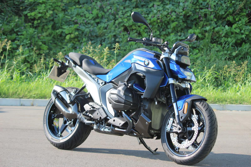 ストリートでの使い勝手の良さと軽快なハンドリング, 初のロードスターとして登場したR100R, 4バルブ化され進化した1100と850のロードスター, R1300Rは前モデルのR1250Rとどう変わったのか？, デザイン：直線基調のシャープな雰囲気に, 前モデルのR1250Rもまだまだ健在のデザインと性能, デザイン：直線基調のシャープな雰囲気に, シャーシ：新設計のフレームで剛性バランスを最適化, エンジン：パワー＆トルクが大幅アップ, サスペンション：オプションでスプリングレートを自動調整するDSAを設定, 電子制御：ライダーの疲労を軽減し、走りに集中できる機能を満載, 快適装備：タイヤ空気圧センサーが標準で搭載, リアシートにはリア専用のヒータースイッチを設置, シート高：前モデルより足着き改善！, 燃料タンク容量：容量は1L減ったが、ポジションの自由度はアップ, 今回はASAに試乗した！, ASA仕様はクラッチレバーを装備しない, あふれ出るライディングプレジャー, 乗る人を選ばないオールラウンドプレーヤー (1/2), 乗る人を選ばないオールラウンドプレーヤー (2/2), 乗る人を選ばないオールラウンドプレーヤー, コストパフォーマンスもかなり高い, シートは薄めだが、長時間乗ってもあまりお尻は痛くならなかった, シャープなデザインのLEDを多用し、すっきりとしたテールランプ周り, 横から見るとラジエーターのファンがむき出しで、ここは機械的な格好良さを感じるポイント