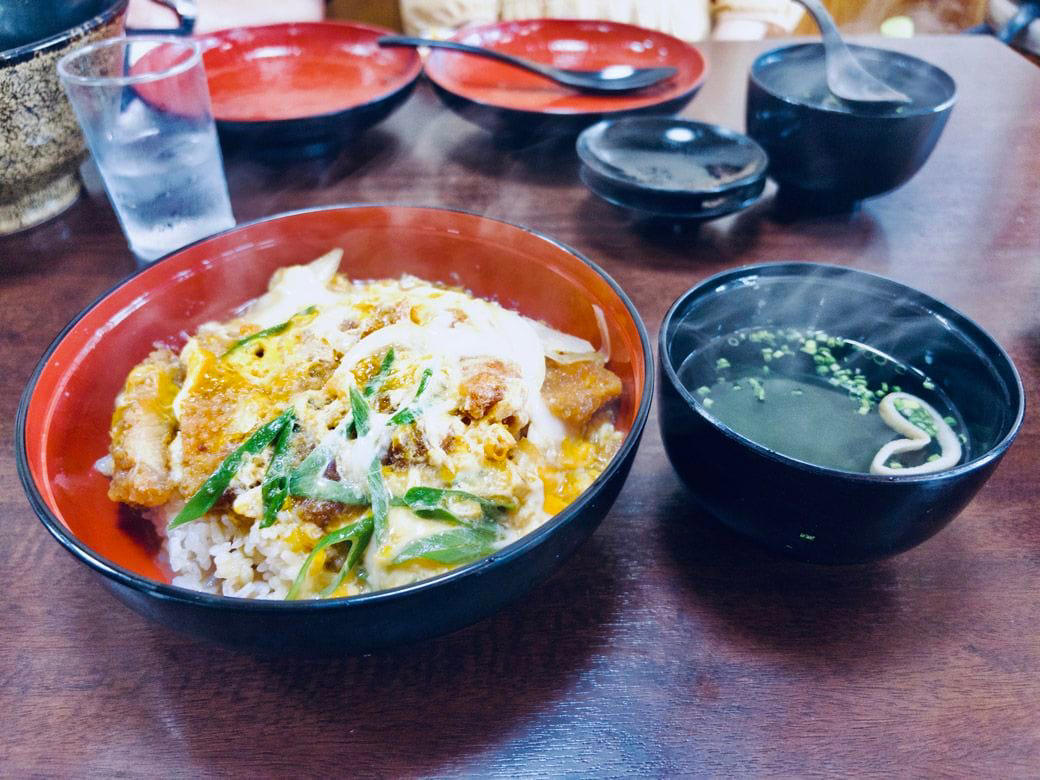 佐賀県民がわざわざ足を運ぶちゃんぽん店, 五感が追いつかない、厨房の臨場感, 主役は野菜の山の下に隠れている, シャキシャキ野菜と、その下で待つ麺, 人気メニューは「ちゃんぽん」と「特製ちゃんぽん」, 「めん抜き」という攻めたメニュー, 実は、カツ丼も人気, 出張飯にちょうどいい、罪悪感ゼロの一杯, 創業75年、地元に愛されるソウルフード