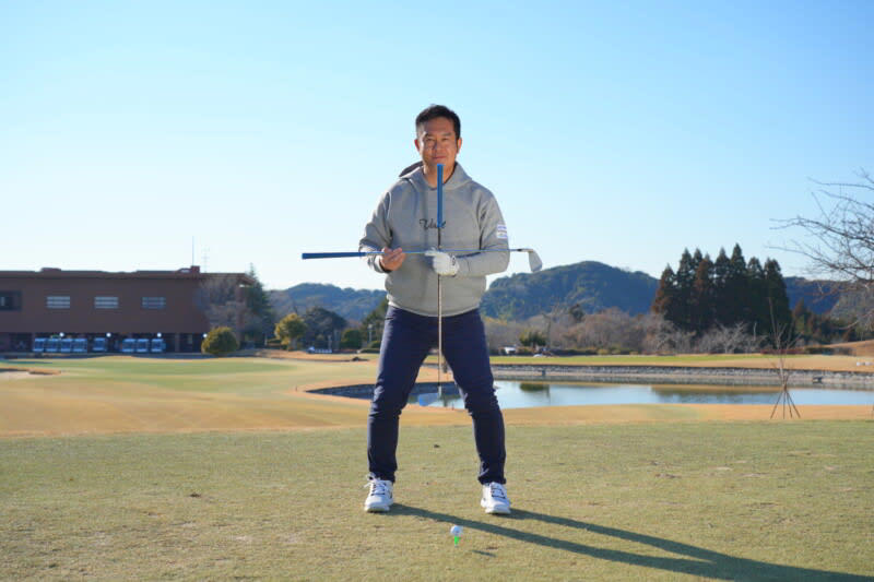 見えている障害物の半分は無関係, 「イヤだな」と感じるエリアも〝測って関係なければ〞消せる！, フェアウェイだけを見るのは準備不足！「池でもOK」と思えれば最悪のOBは激減する, ティーショットが池でも３オンできる可能性は高い, 許容範囲を広げて狙いを広く設定しよう, 林の「密度チェック」も必須, 冬のノリ面はフェアウェイ同然, 注意！打ち上げ・打ち下ろしは構えが崩れやすい！, Point!腰を落として立って「十字」を意識する, ＮＧサイドが広く使えるので安心, 【これはNG】〝斜め〞に構えると反応で思わぬミスが出る, イヤなゾーンの反対側のフェアウェイと平行に立つ, Point!左右両方から見てみて安心なほうに立つ, 振りすぎを防ぐためのコンパクトな素振り, 【GOOD!】この感覚で本番では勝手に〝フル〞になる, 【これはNG】「リラックス」しようとするとゆるんで大きなミスに, Point!ちょっと内股イメージでヒザを動かさずに振る, スライサーは要注意！右がイヤだと肩が開きやすい