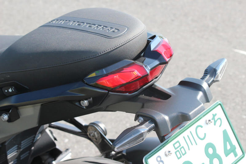 ストリートでの使い勝手の良さと軽快なハンドリング, 初のロードスターとして登場したR100R, 4バルブ化され進化した1100と850のロードスター, R1300Rは前モデルのR1250Rとどう変わったのか？, デザイン：直線基調のシャープな雰囲気に, 前モデルのR1250Rもまだまだ健在のデザインと性能, デザイン：直線基調のシャープな雰囲気に, シャーシ：新設計のフレームで剛性バランスを最適化, エンジン：パワー＆トルクが大幅アップ, サスペンション：オプションでスプリングレートを自動調整するDSAを設定, 電子制御：ライダーの疲労を軽減し、走りに集中できる機能を満載, 快適装備：タイヤ空気圧センサーが標準で搭載, リアシートにはリア専用のヒータースイッチを設置, シート高：前モデルより足着き改善！, 燃料タンク容量：容量は1L減ったが、ポジションの自由度はアップ, 今回はASAに試乗した！, ASA仕様はクラッチレバーを装備しない, あふれ出るライディングプレジャー, 乗る人を選ばないオールラウンドプレーヤー (1/2), 乗る人を選ばないオールラウンドプレーヤー (2/2), 乗る人を選ばないオールラウンドプレーヤー, コストパフォーマンスもかなり高い, シートは薄めだが、長時間乗ってもあまりお尻は痛くならなかった, シャープなデザインのLEDを多用し、すっきりとしたテールランプ周り, 横から見るとラジエーターのファンがむき出しで、ここは機械的な格好良さを感じるポイント