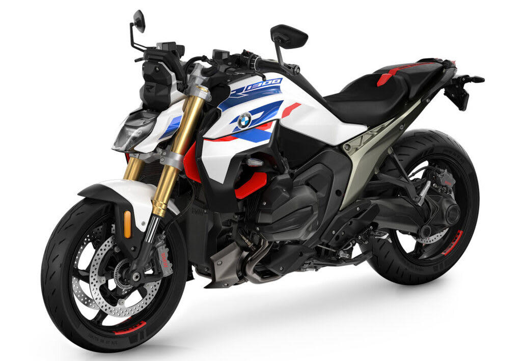 ストリートでの使い勝手の良さと軽快なハンドリング, 初のロードスターとして登場したR100R, 4バルブ化され進化した1100と850のロードスター, R1300Rは前モデルのR1250Rとどう変わったのか？, デザイン：直線基調のシャープな雰囲気に, 前モデルのR1250Rもまだまだ健在のデザインと性能, デザイン：直線基調のシャープな雰囲気に, シャーシ：新設計のフレームで剛性バランスを最適化, エンジン：パワー＆トルクが大幅アップ, サスペンション：オプションでスプリングレートを自動調整するDSAを設定, 電子制御：ライダーの疲労を軽減し、走りに集中できる機能を満載, 快適装備：タイヤ空気圧センサーが標準で搭載, リアシートにはリア専用のヒータースイッチを設置, シート高：前モデルより足着き改善！, 燃料タンク容量：容量は1L減ったが、ポジションの自由度はアップ, 今回はASAに試乗した！, ASA仕様はクラッチレバーを装備しない, あふれ出るライディングプレジャー, 乗る人を選ばないオールラウンドプレーヤー (1/2), 乗る人を選ばないオールラウンドプレーヤー (2/2), 乗る人を選ばないオールラウンドプレーヤー, コストパフォーマンスもかなり高い, シートは薄めだが、長時間乗ってもあまりお尻は痛くならなかった, シャープなデザインのLEDを多用し、すっきりとしたテールランプ周り, 横から見るとラジエーターのファンがむき出しで、ここは機械的な格好良さを感じるポイント