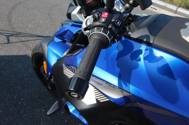 ストリートでの使い勝手の良さと軽快なハンドリング, 初のロードスターとして登場したR100R, 4バルブ化され進化した1100と850のロードスター, R1300Rは前モデルのR1250Rとどう変わったのか？, デザイン：直線基調のシャープな雰囲気に, 前モデルのR1250Rもまだまだ健在のデザインと性能, デザイン：直線基調のシャープな雰囲気に, シャーシ：新設計のフレームで剛性バランスを最適化, エンジン：パワー＆トルクが大幅アップ, サスペンション：オプションでスプリングレートを自動調整するDSAを設定, 電子制御：ライダーの疲労を軽減し、走りに集中できる機能を満載, 快適装備：タイヤ空気圧センサーが標準で搭載, リアシートにはリア専用のヒータースイッチを設置, シート高：前モデルより足着き改善！, 燃料タンク容量：容量は1L減ったが、ポジションの自由度はアップ, 今回はASAに試乗した！, ASA仕様はクラッチレバーを装備しない, あふれ出るライディングプレジャー, 乗る人を選ばないオールラウンドプレーヤー (1/2), 乗る人を選ばないオールラウンドプレーヤー (2/2), 乗る人を選ばないオールラウンドプレーヤー, コストパフォーマンスもかなり高い, シートは薄めだが、長時間乗ってもあまりお尻は痛くならなかった, シャープなデザインのLEDを多用し、すっきりとしたテールランプ周り, 横から見るとラジエーターのファンがむき出しで、ここは機械的な格好良さを感じるポイント