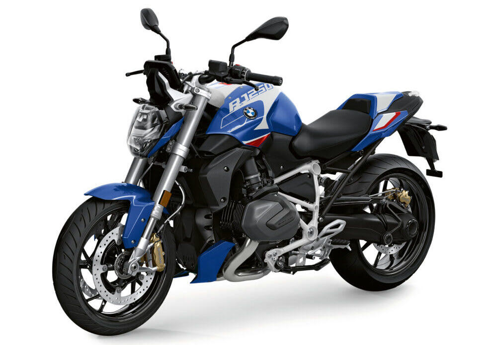ストリートでの使い勝手の良さと軽快なハンドリング, 初のロードスターとして登場したR100R, 4バルブ化され進化した1100と850のロードスター, R1300Rは前モデルのR1250Rとどう変わったのか？, デザイン：直線基調のシャープな雰囲気に, 前モデルのR1250Rもまだまだ健在のデザインと性能, デザイン：直線基調のシャープな雰囲気に, シャーシ：新設計のフレームで剛性バランスを最適化, エンジン：パワー＆トルクが大幅アップ, サスペンション：オプションでスプリングレートを自動調整するDSAを設定, 電子制御：ライダーの疲労を軽減し、走りに集中できる機能を満載, 快適装備：タイヤ空気圧センサーが標準で搭載, リアシートにはリア専用のヒータースイッチを設置, シート高：前モデルより足着き改善！, 燃料タンク容量：容量は1L減ったが、ポジションの自由度はアップ, 今回はASAに試乗した！, ASA仕様はクラッチレバーを装備しない, あふれ出るライディングプレジャー, 乗る人を選ばないオールラウンドプレーヤー (1/2), 乗る人を選ばないオールラウンドプレーヤー (2/2), 乗る人を選ばないオールラウンドプレーヤー, コストパフォーマンスもかなり高い, シートは薄めだが、長時間乗ってもあまりお尻は痛くならなかった, シャープなデザインのLEDを多用し、すっきりとしたテールランプ周り, 横から見るとラジエーターのファンがむき出しで、ここは機械的な格好良さを感じるポイント